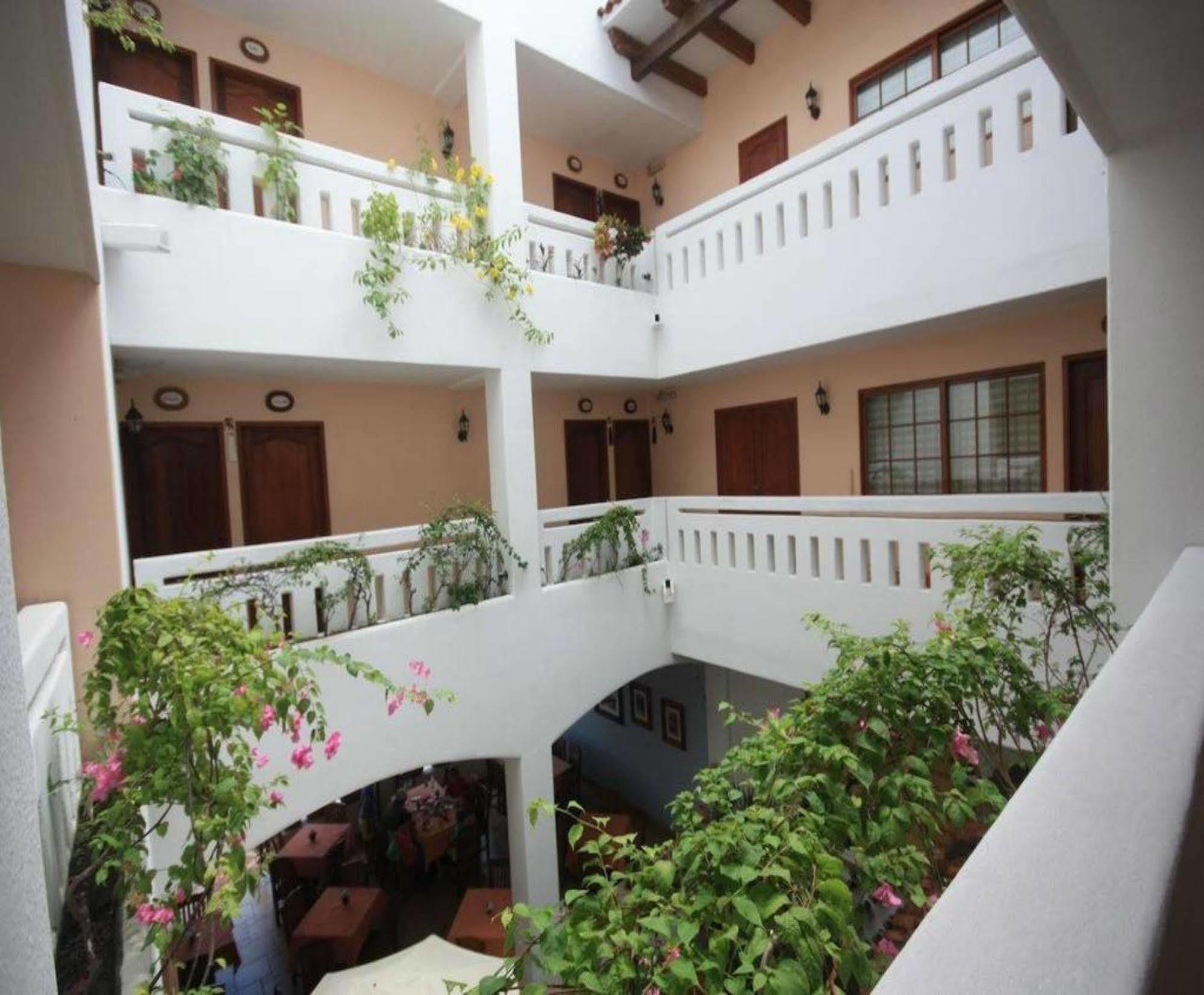 Hotel Maria Mixteca Санта-Крус-Хуатулко Экстерьер фото